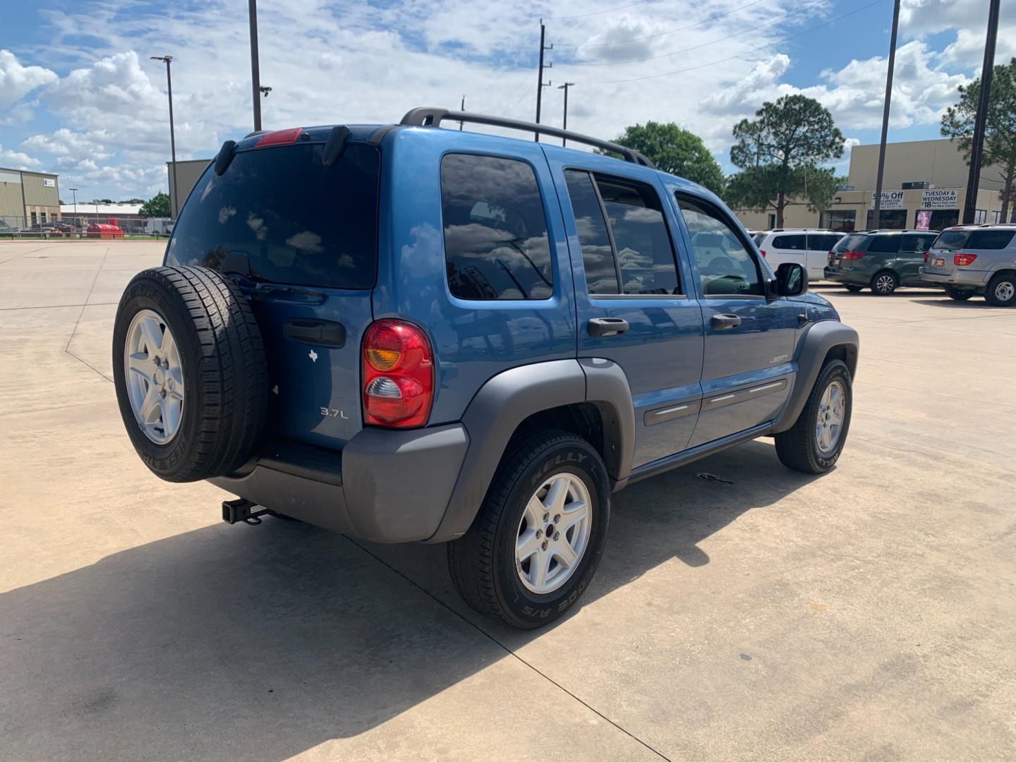 2004 blue /black Jeep Liberty Columbia Edition 2WD (1J4GK48KX4W) with an 3.7L V6 SOHC 12V engine, Automatic transmission, located at 14700 Tomball Parkway 249, Houston, TX, 77086, (281) 444-2200, 29.928619, -95.504074 - Photo#6